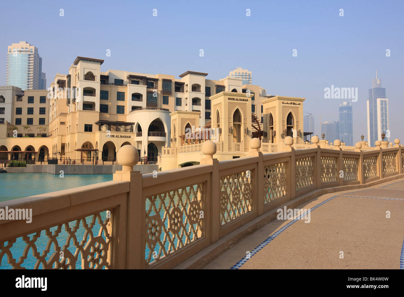 El estilo morisco Souk Al Bahar, Downtown Burj Dubai, Dubai, Emiratos Árabes Unidos, Oriente Medio Foto de stock