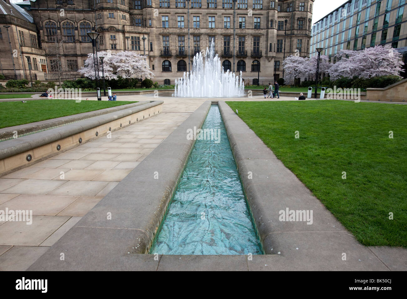 La característica del agua en los jardines de paz en Sheffield, Reino Unido. Foto de stock