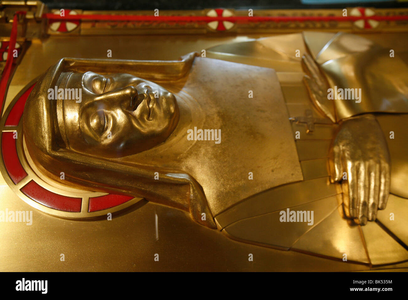 La figura yacente de SainteJeanne de Chantal en la Basílica de la