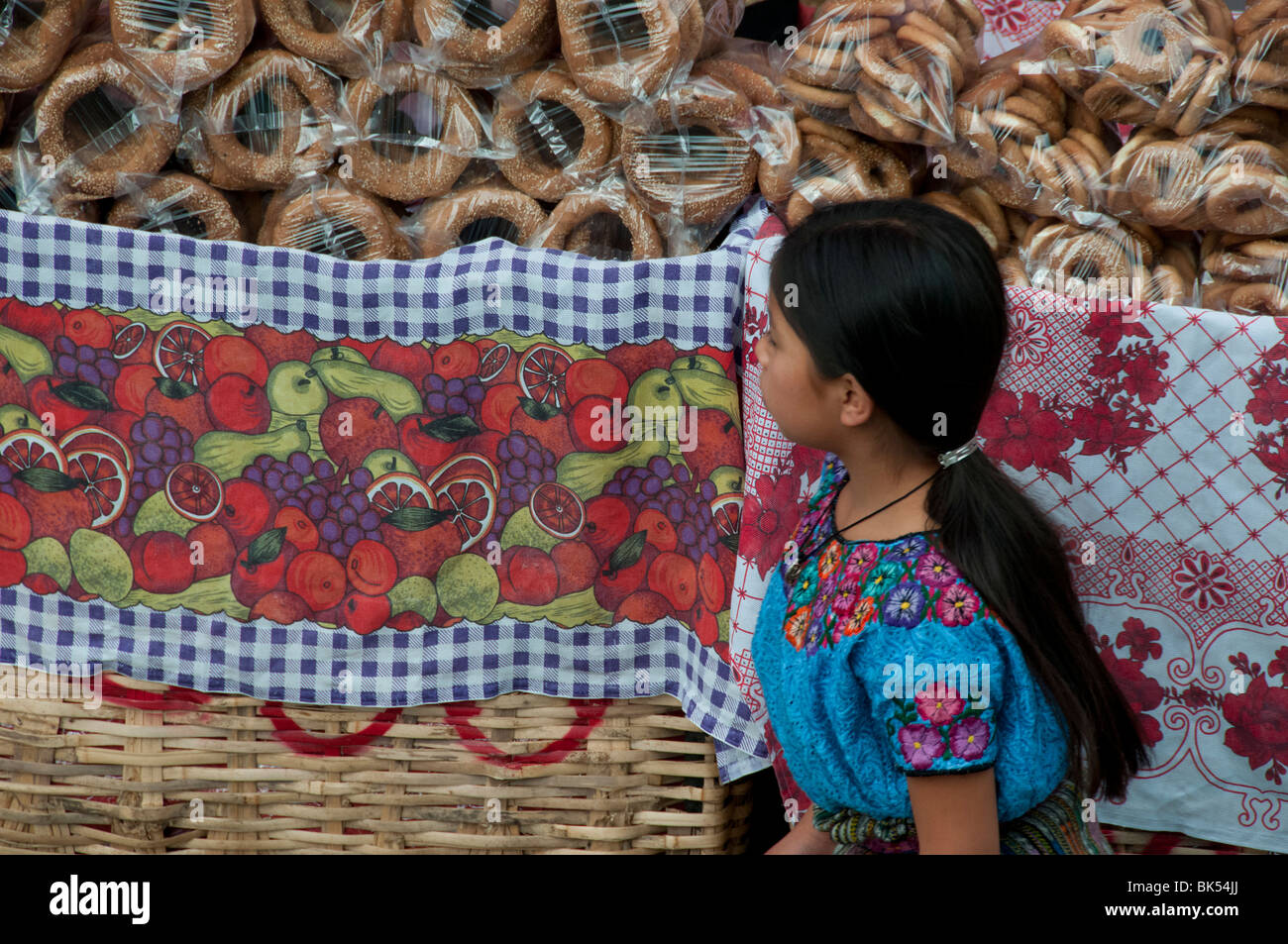 Chica caminando delante de mercado Panajachel Guatemala Foto de stock