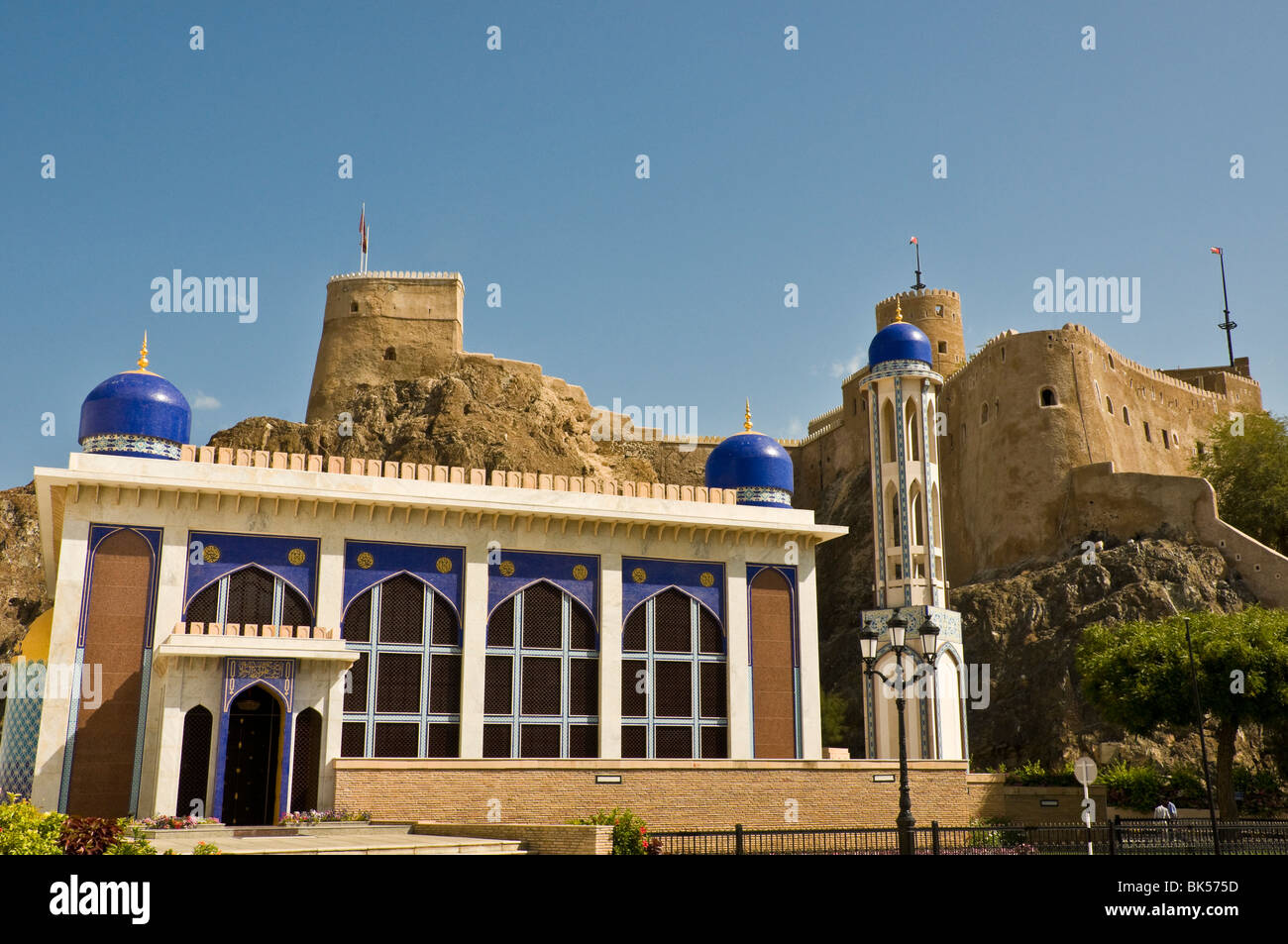 Muscat Vieja opinión de Al Khawr mezquita & Al Mirani Fort Sultanato de Omán Foto de stock
