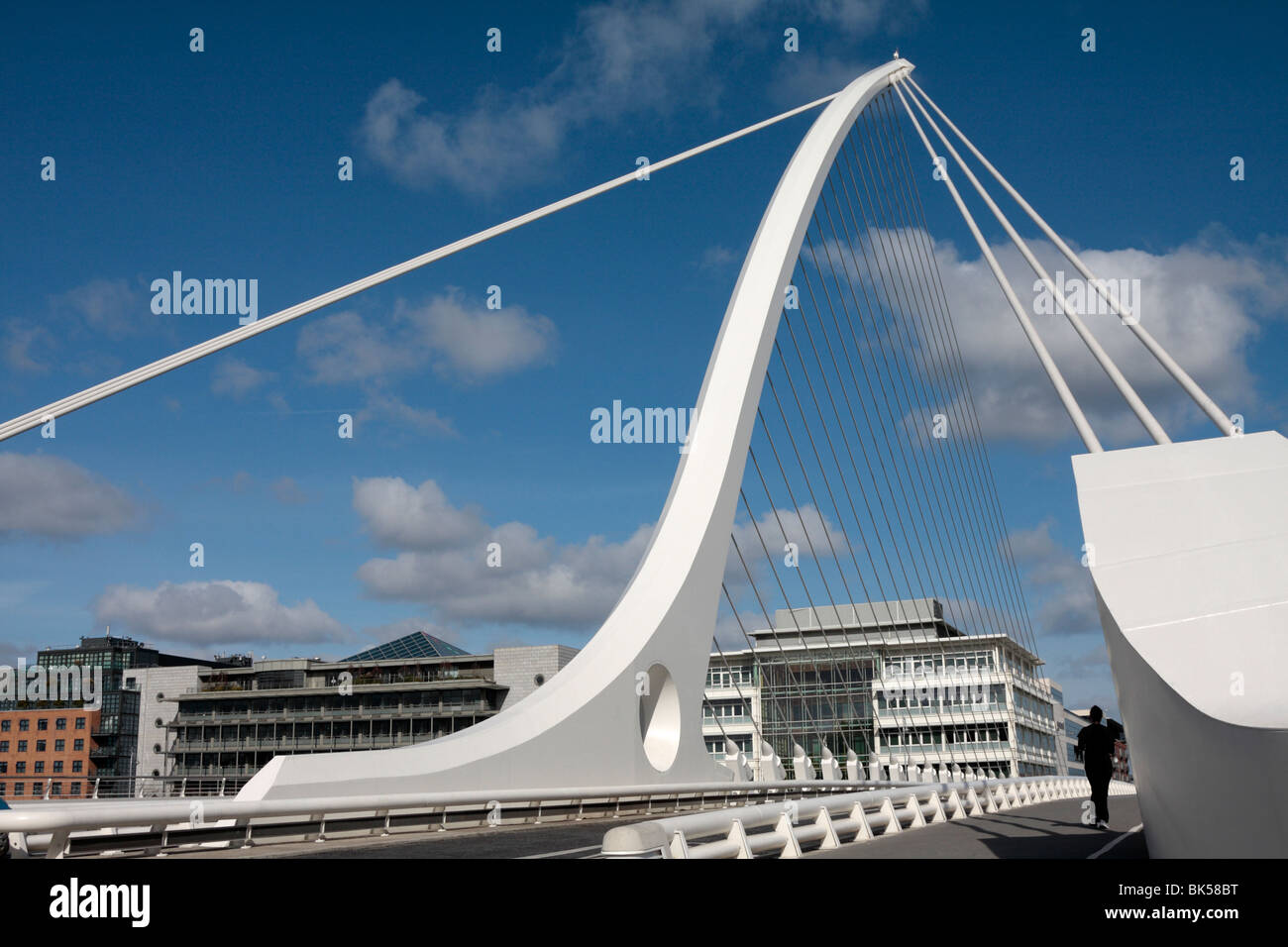El Samuel Beckett bridge en Dublín Irlanda diseñado por Santiago Calatrava. Foto de stock