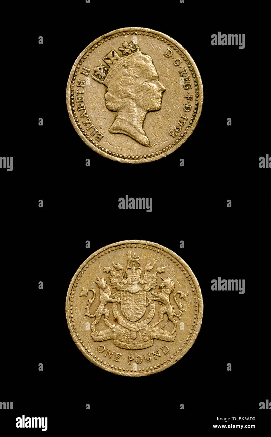 Antigua moneda libra esterlina sobre un fondo negro Foto de stock
