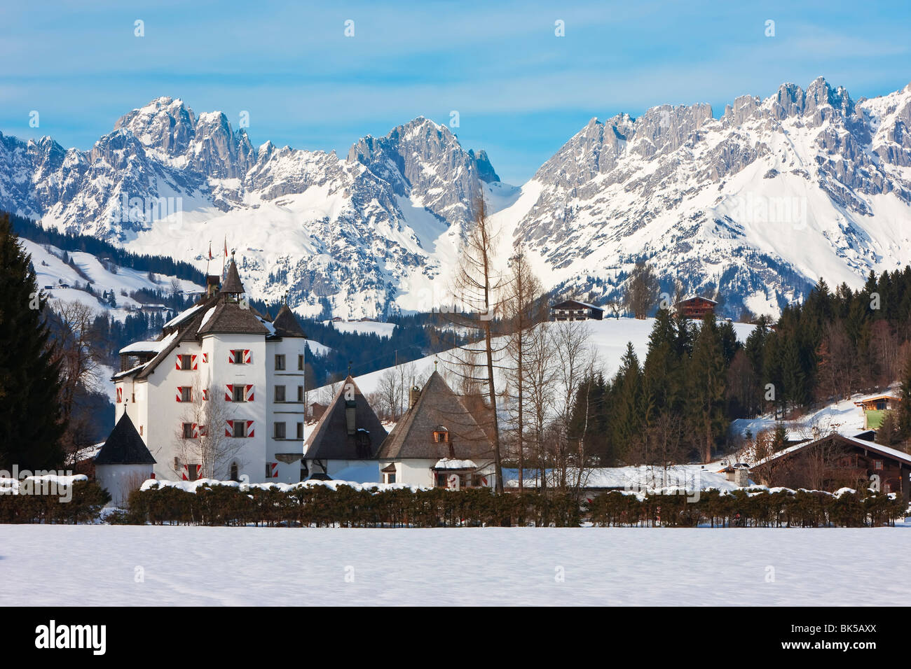 Kitzbuhel y la cordillera de Wilder Kaiser, Tirol, Alpes Austríacos, Austria, Europa&#10; Foto de stock