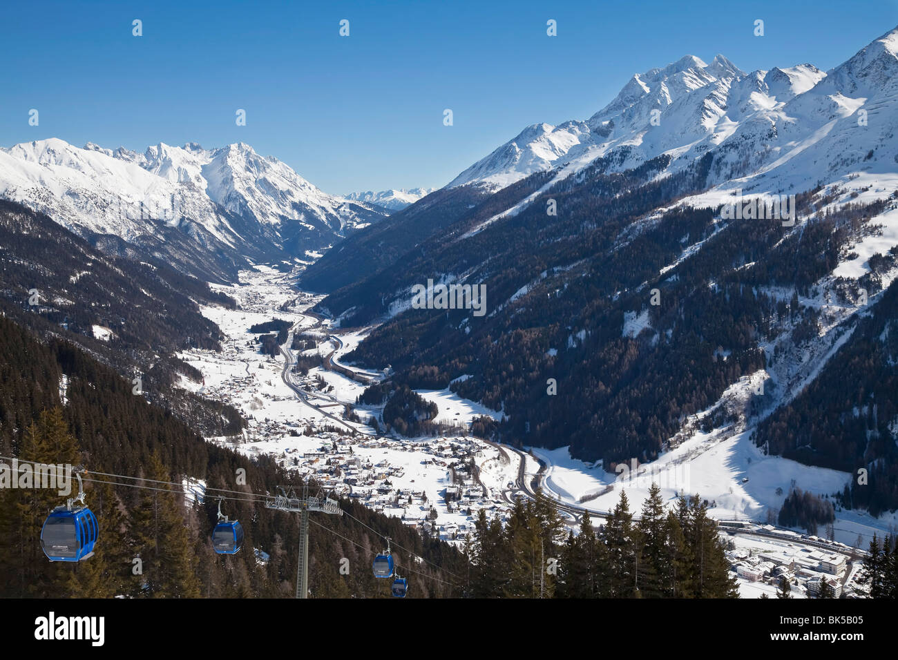 Vistas de San Jakob desde las laderas de la estación de esquí de San Antón, San Anton am Arlberg, Alpes Austríacos, Tirol, Austria, Europa Foto de stock
