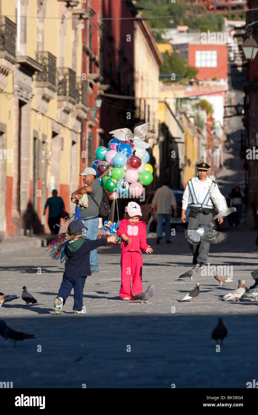 Ninos Jugando En La Calle En San Miguel De Allende Mexico Fotografia De Stock Alamy