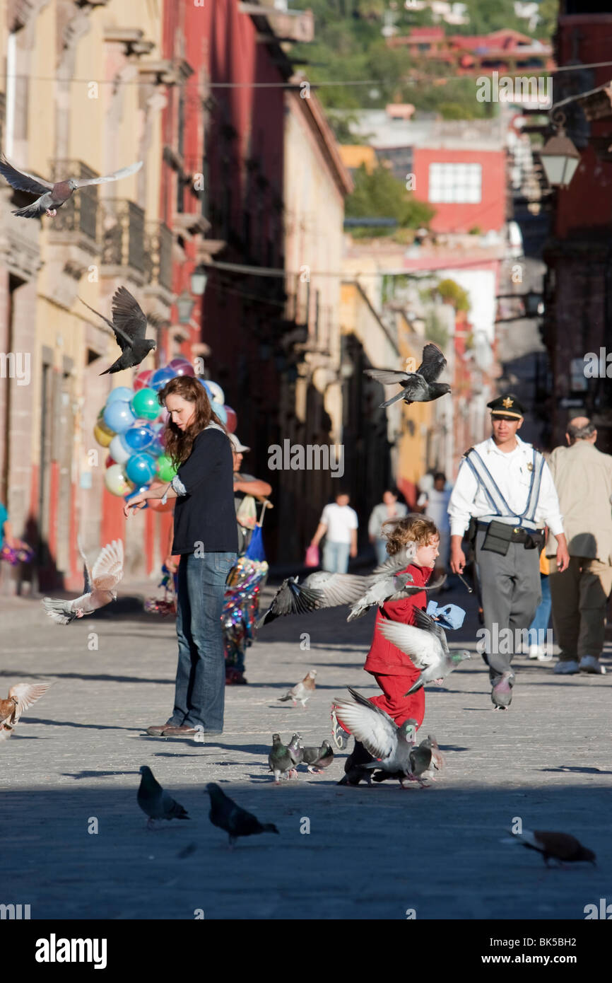 Ninos Jugando En La Calle En San Miguel De Allende Mexico Fotografia De Stock Alamy