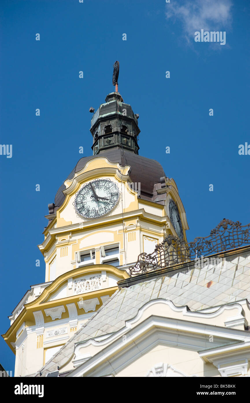 Una ornamentada torre del reloj en el Ayuntamiento, Pecs, Hungría, Europa Foto de stock