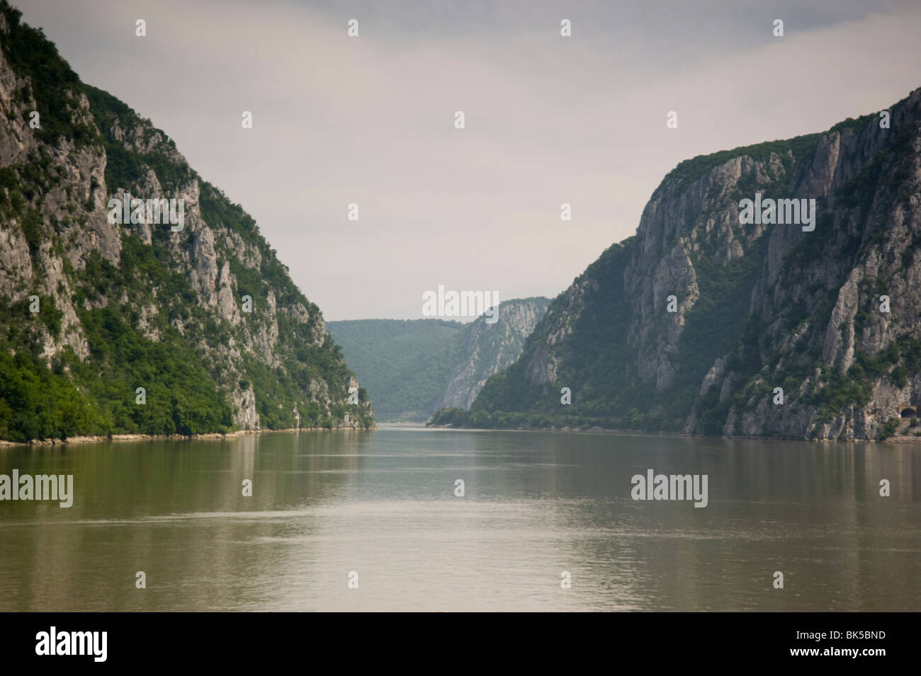 El río Danubio que fluye a través de la garganta de Kazan en las Puertas de Hierro Región entre Serbia y Rumania, Europa Foto de stock
