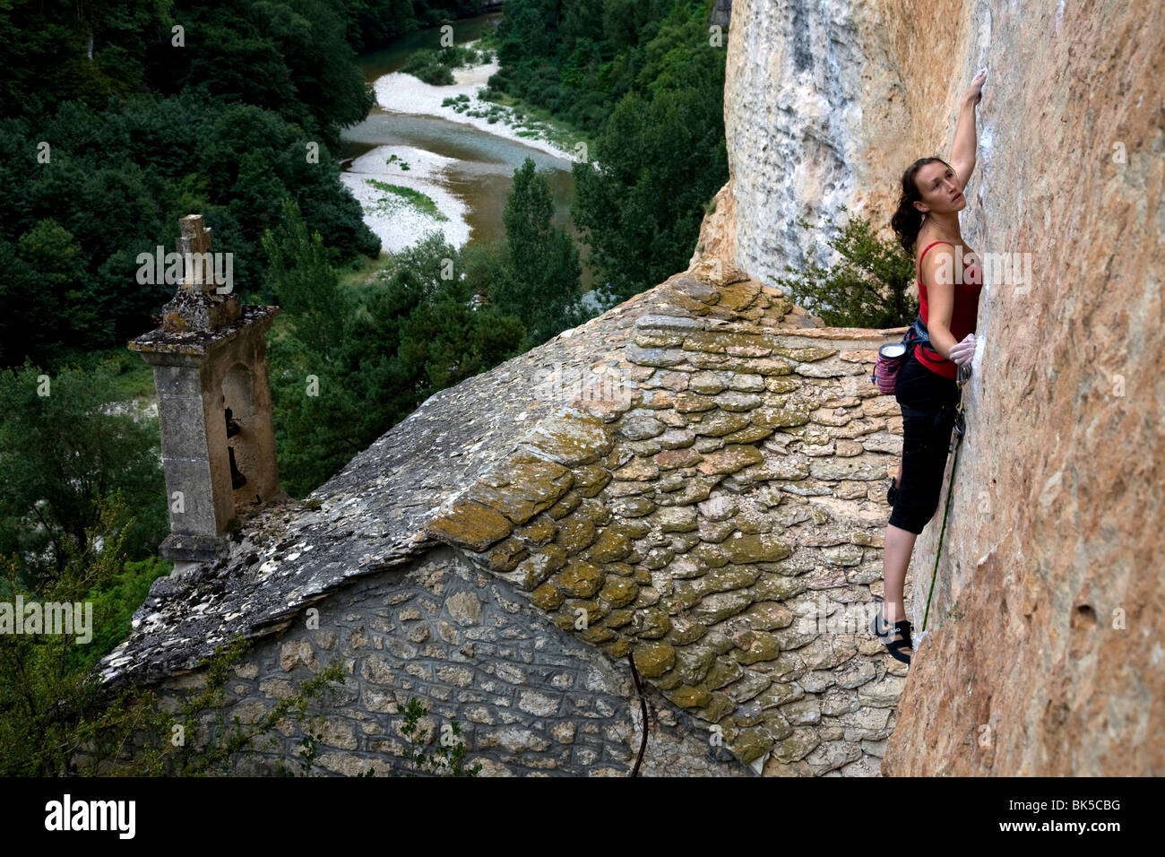 Un escalador en los acantilados conocidos como las paredes de Tennessee, Gorges du Tarn, cerca de Millau y Rodez, región de Cevennes, Francia Foto de stock