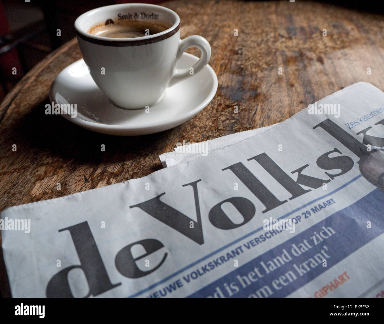 Detalle del periódico holandés y taza de café en la cafetería marrón típica en Utrecht (Holanda) Foto de stock