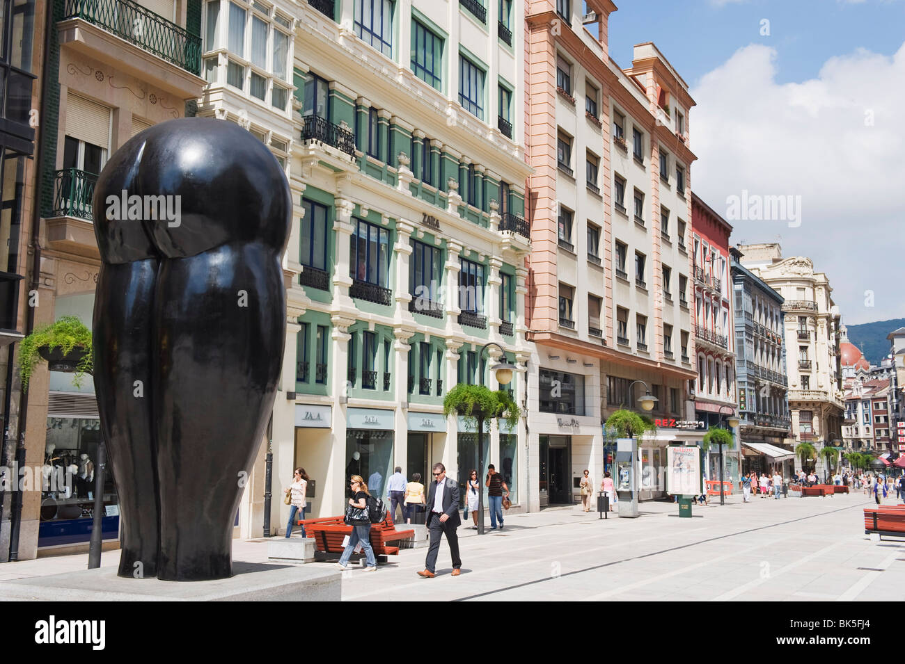 Culis Monumentalibus estatua, obra del artista Eduardo Urculo, Calle Pelayo,  Oviedo, Asturias, España, Europa Fotografía de stock - Alamy