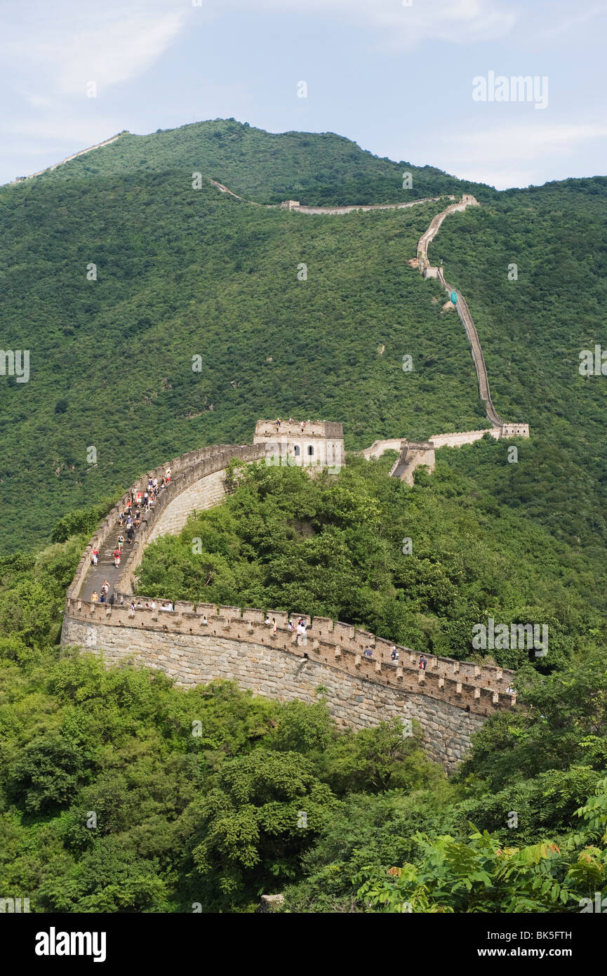 La Gran Muralla de China, Sitio del Patrimonio Mundial de la UNESCO, en verano, Mutianyu, cerca de Beijing, China, Asia Foto de stock