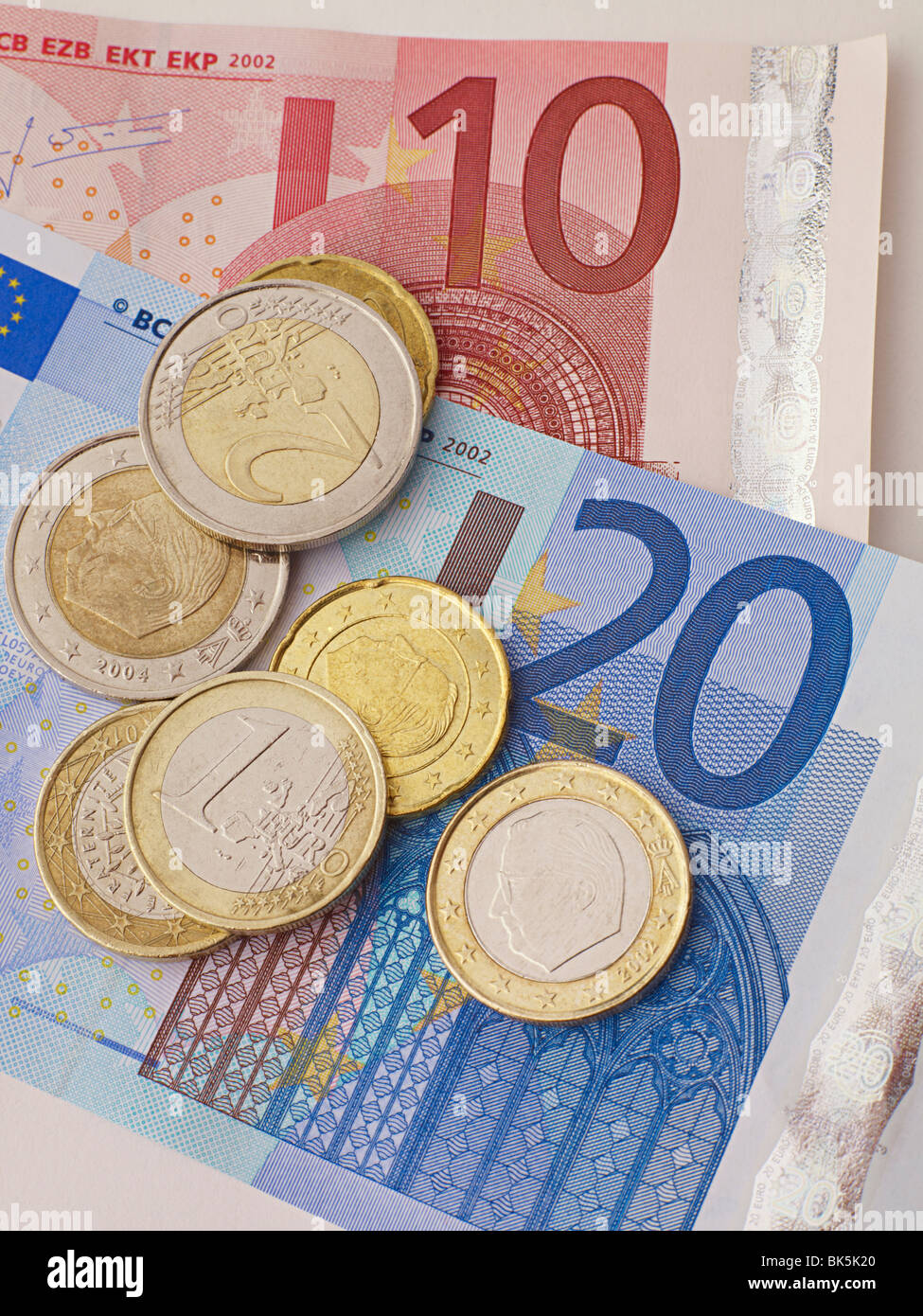 Las monedas de euro sentado en un diez y veinte euros. Foto de stock