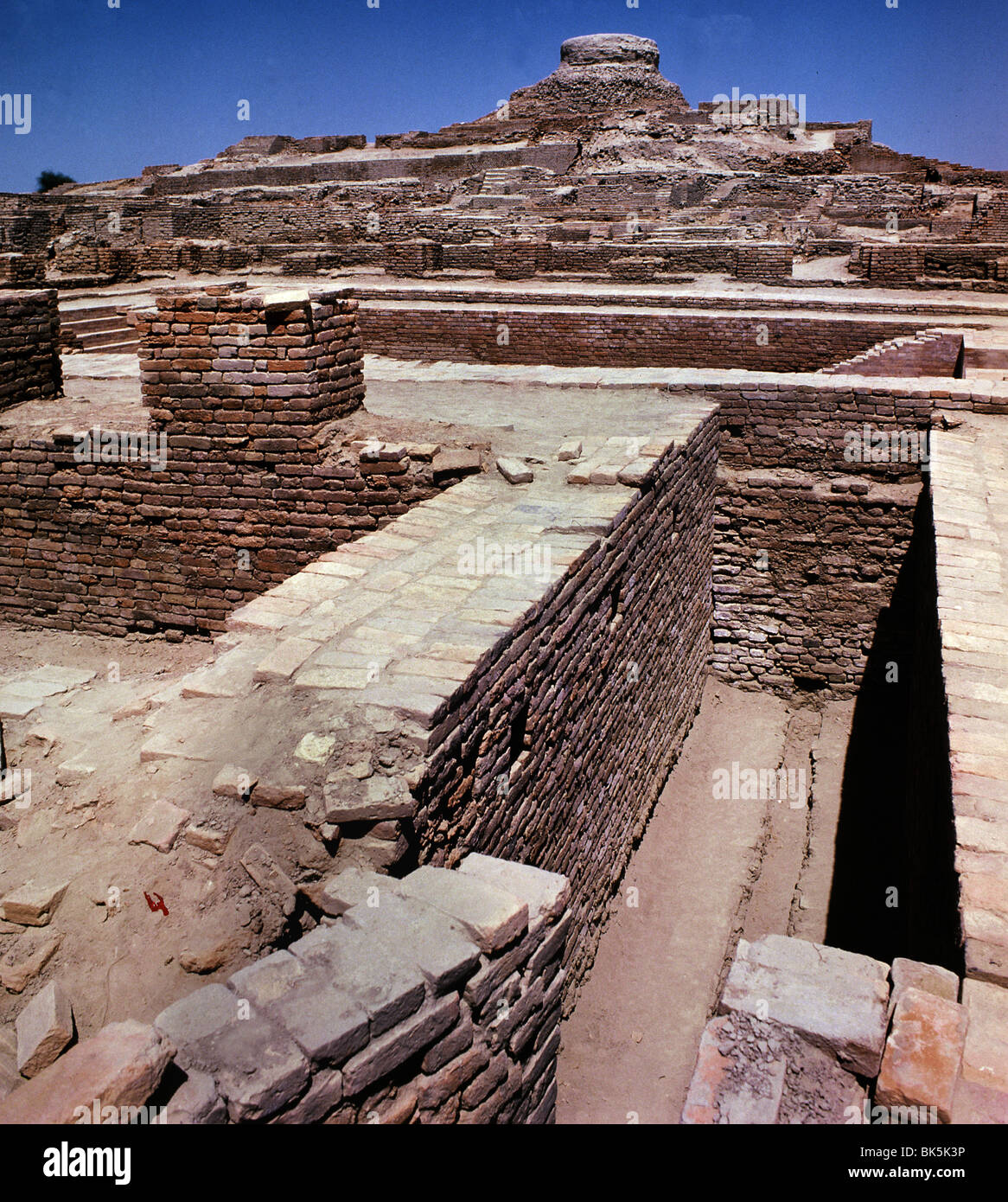 Vista de las ruinas de Mohenjodaro, Sitio del Patrimonio Mundial de la UNESCO, Pakistán, Asia Foto de stock