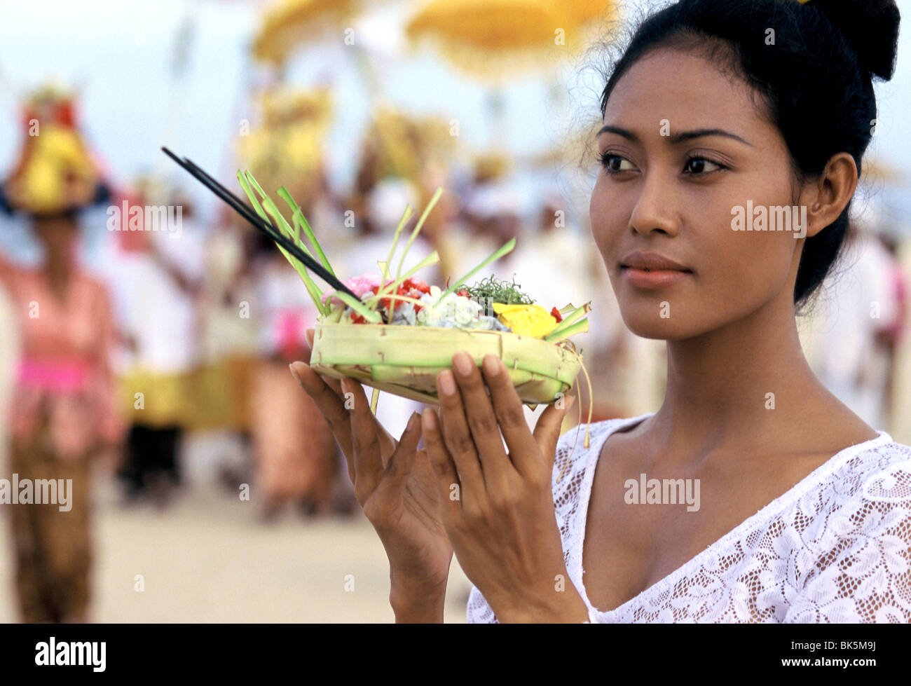 Chica con ofrendas en una ceremonia reliqious en Bali, Indonesia, Sudeste Asiático, Asia Foto de stock