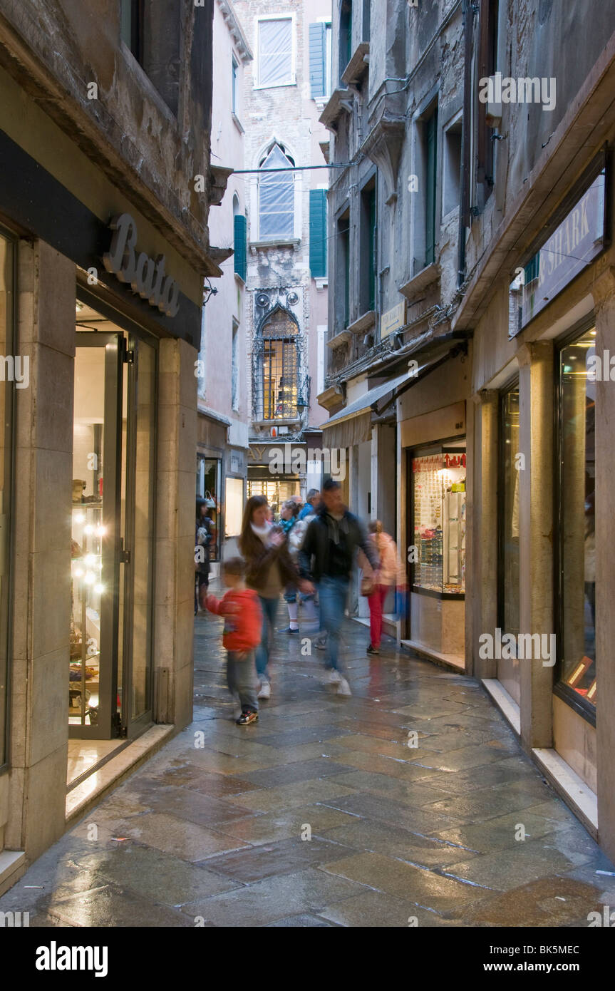 Aparece la ventana iluminada en la pequeña calle, San Marco, Venecia, Véneto, Italia, Europa Foto de stock
