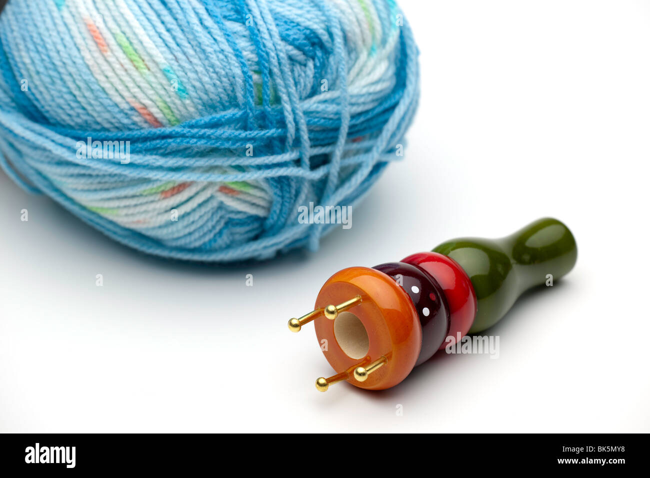 Francés tejedora y bolas multicolores de lana Foto de stock