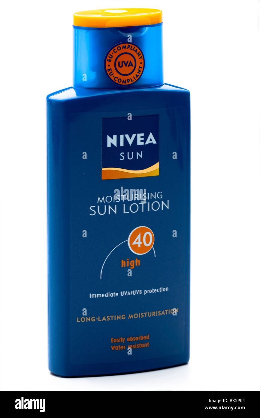 Botella de plástico azul hidratante Nivea crema solar de factor 40 Foto de stock