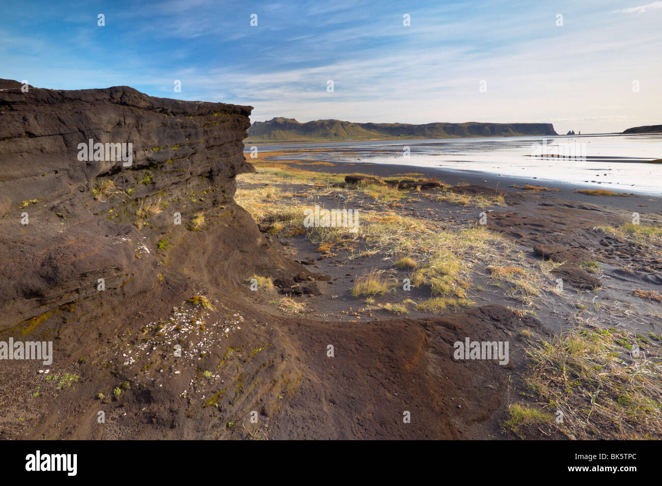 Lava erosionadas formaciones rocosas cerca de Dyrholaey (Vik), el sur de Islandia, Islandia, las regiones polares Foto de stock