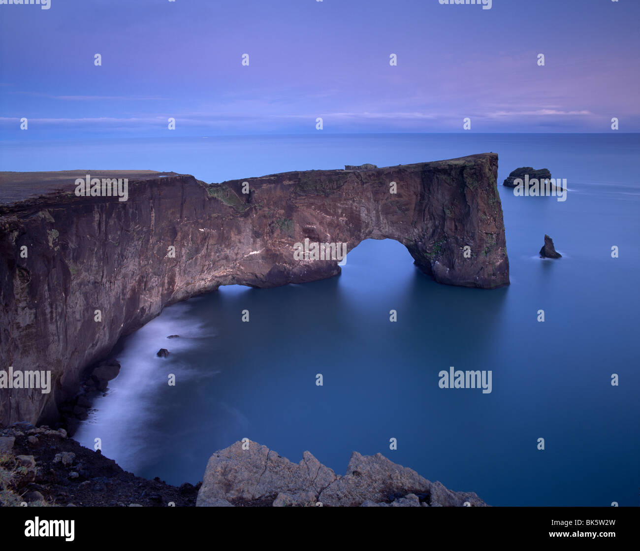 Arco natural de Dyrholaey, punto más austral en Islandia, al anochecer, cerca de Vik, Islandia, las regiones polares Foto de stock