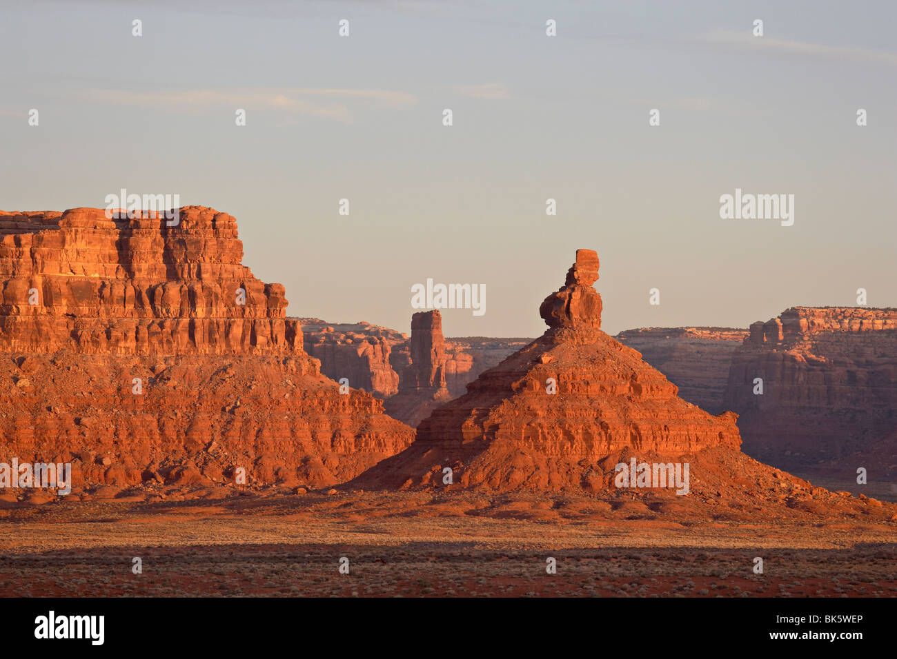 Formaciones de roca en la primera luz, Valle de los dioses, Utah, Estados Unidos de América, América del Norte Foto de stock
