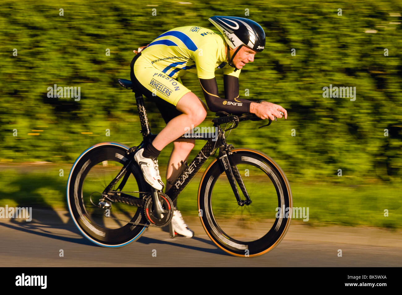 Ciclista en carrera contrarreloj, Norte de Lancashire, Inglaterra  Fotografía de stock - Alamy