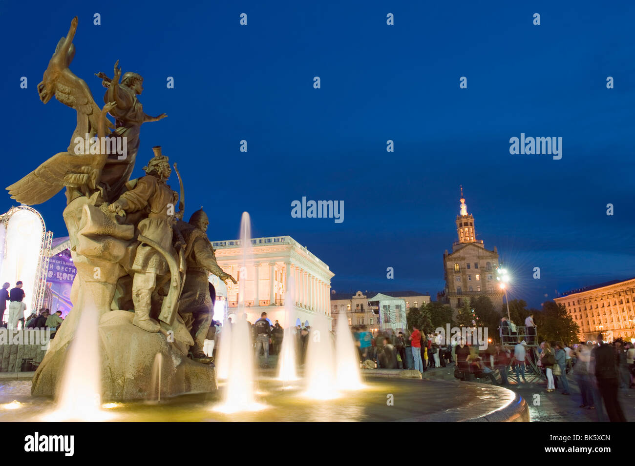 Estatua de los hermanos y hermanas que fundaron Kiev, Maidan Nezalezhnosti (Plaza de la Independencia), Kiev, Ucrania, Europa Foto de stock