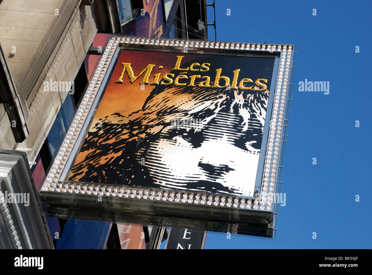 Las vallas publicitarias, el musical los Miserables fuera el Queens Theatre de Shaftesbury Avenue, Londres, Inglaterra Foto de stock