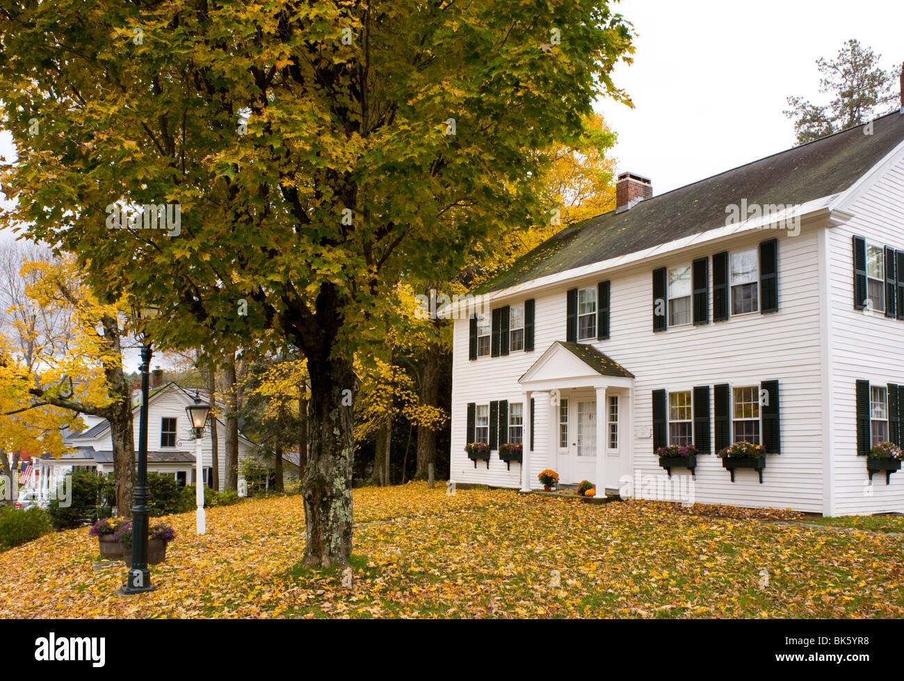 Una antigua casa de campo rodeada de hojas de otoño en Grafton, Vermont, Nueva Inglaterra, los Estados Unidos de América, América del Norte Foto de stock