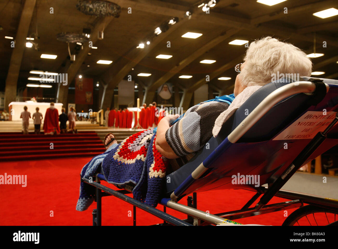 Mujer discapacitada en la basílica de Lourdes, Lourdes, Altos Pirineos, Francia, Europa Foto de stock