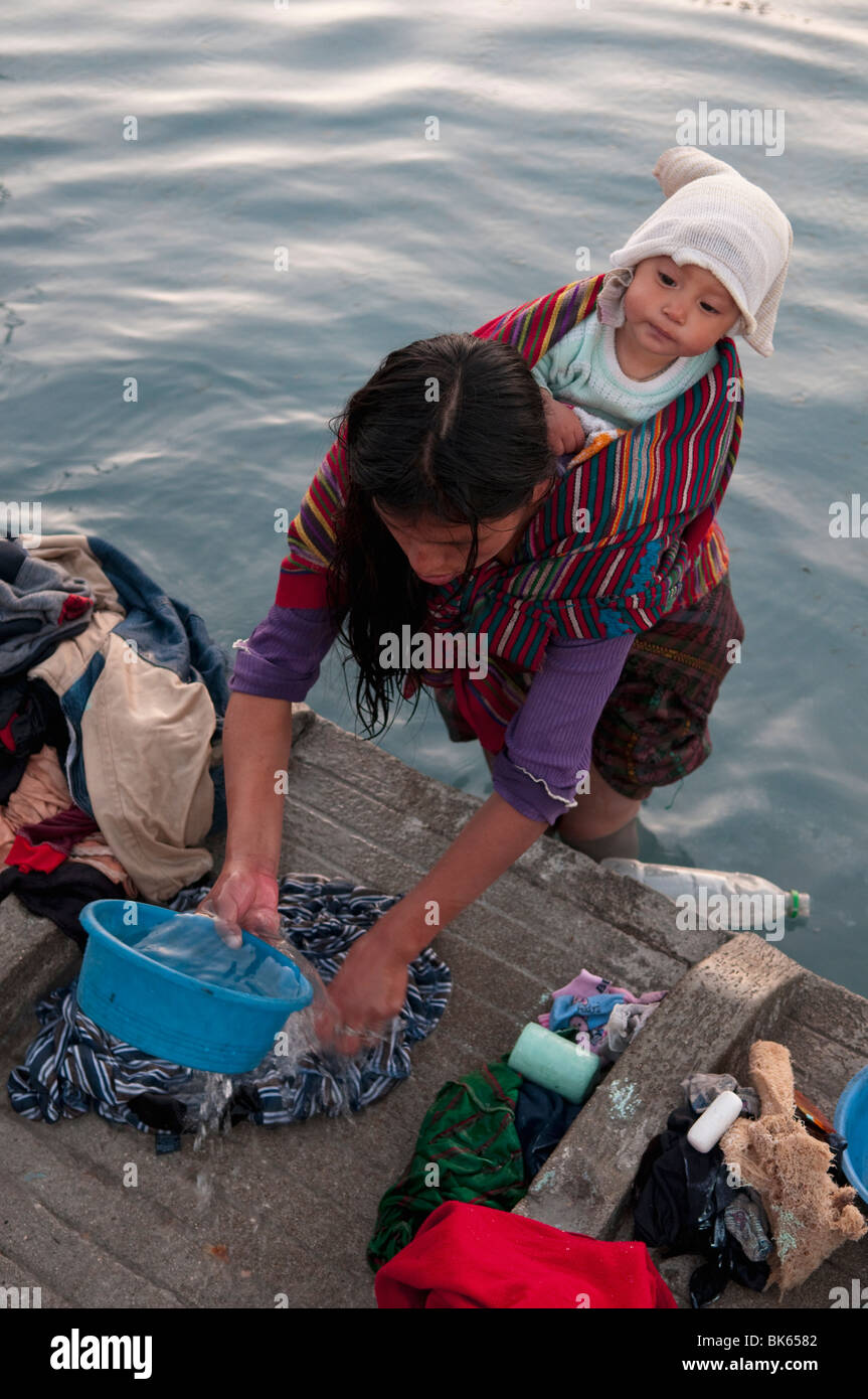 Woman carrying child guatemala fotografías e imágenes de alta resolución -  Alamy