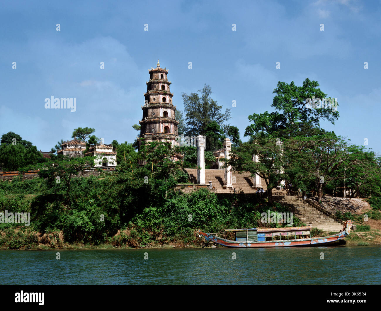 La Pagoda de Thien Mu, Sitio del Patrimonio Mundial de la UNESCO, situado en la orilla izquierda del río Perfume, Hue, Vietnam Foto de stock