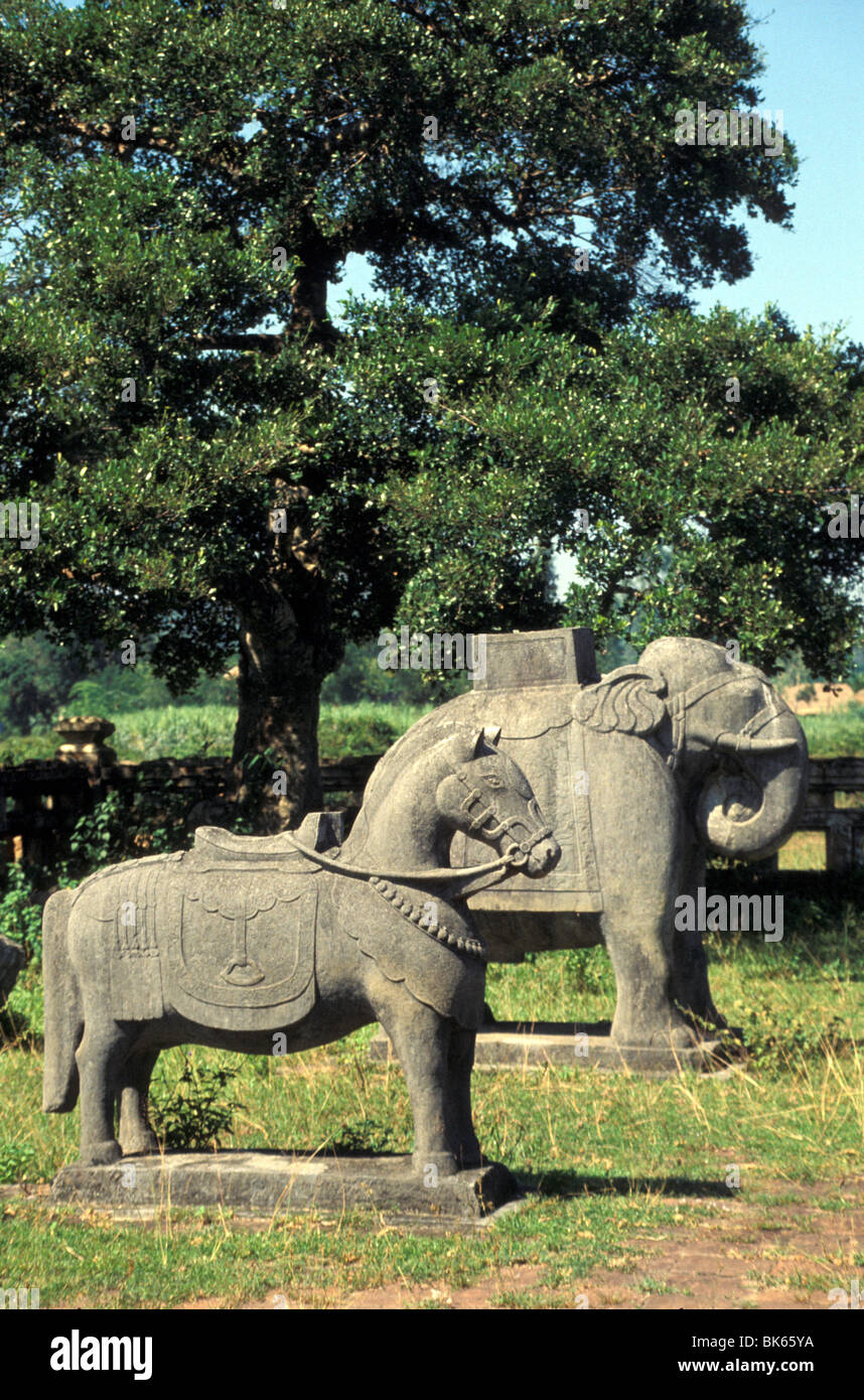Animal guardián estatuas en mausoleos reales, Hue, Vietnam, Indochina, en el sudeste de Asia, Asia Foto de stock