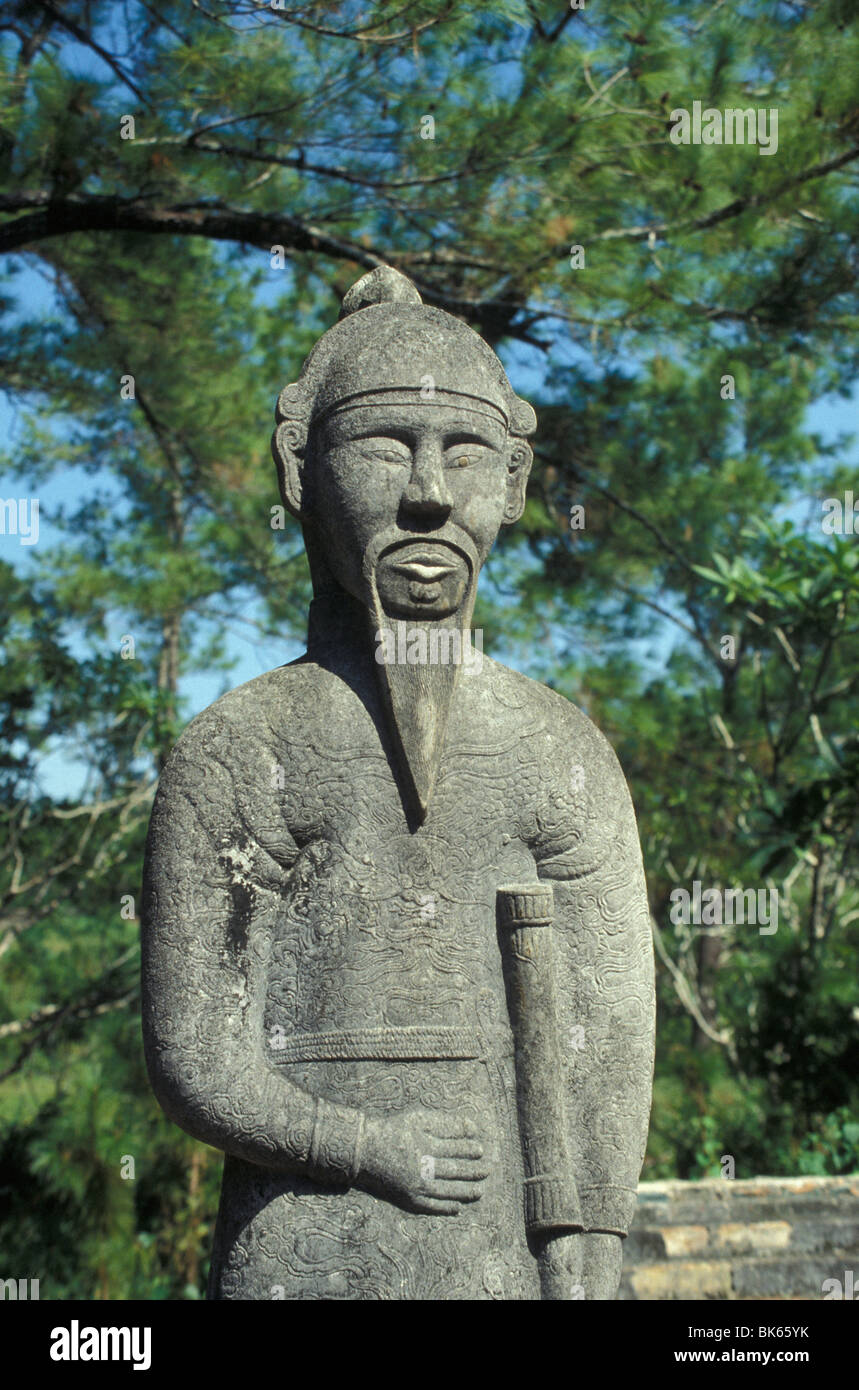 Guardián estatua en mausoleos reales, Hue, Vietnam, Indochina, en el sudeste de Asia, Asia Foto de stock