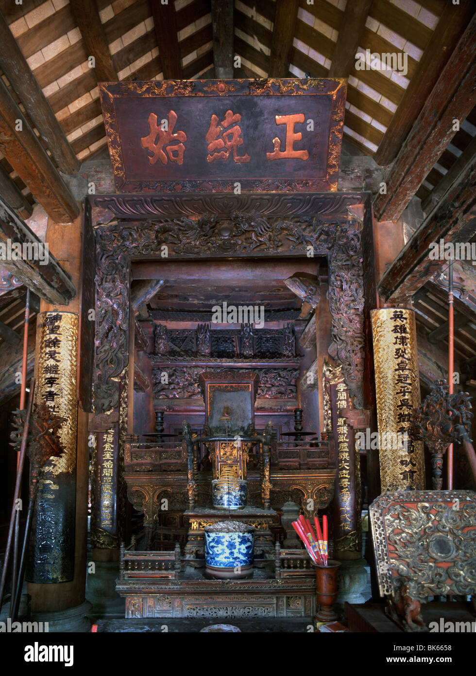 Altar principal en el templo, dinástica Dinh Hoa Lu, Vietnam, Indochina, en el sudeste de Asia, Asia Foto de stock