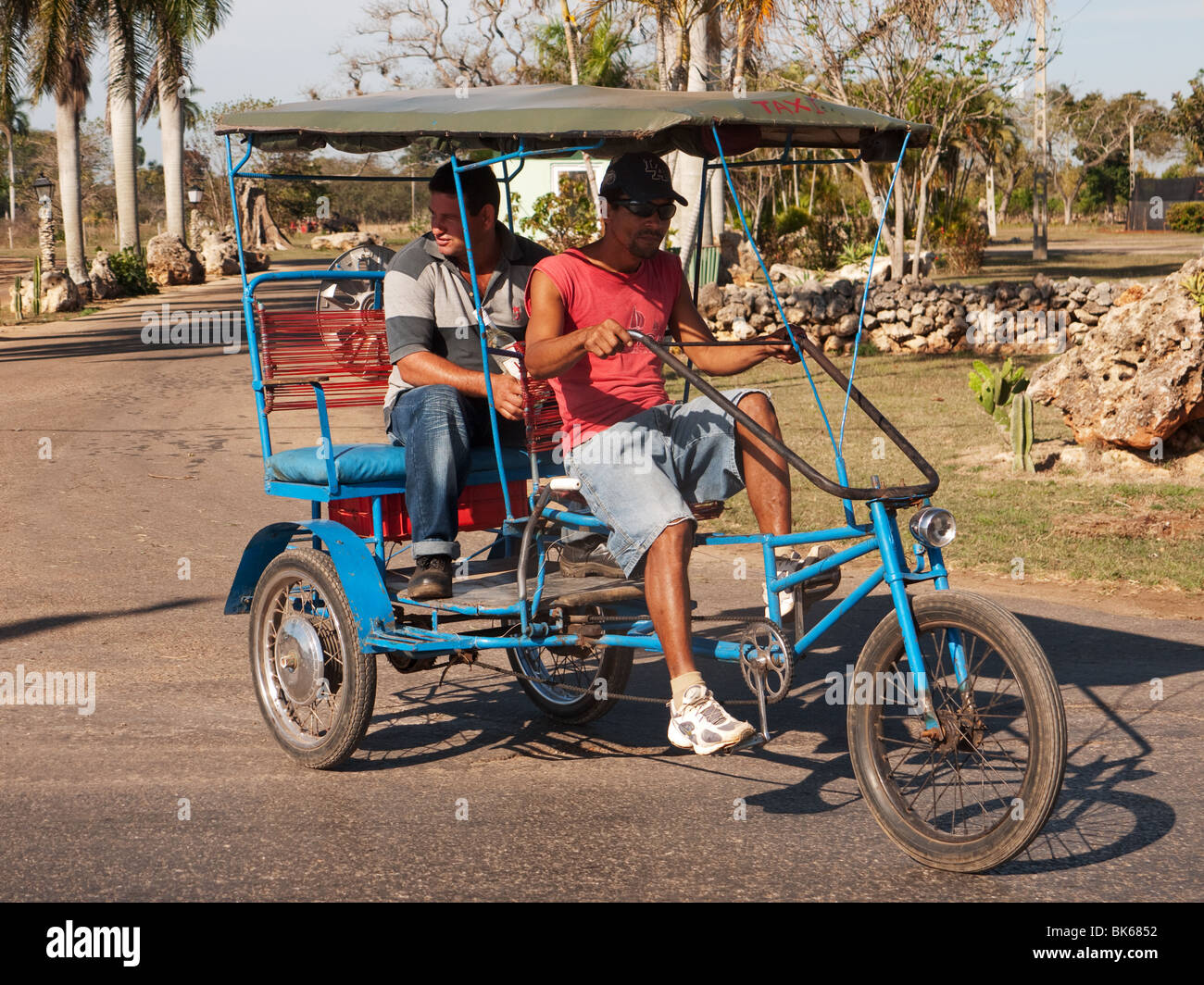 Rickshaw bicicleta taxi fotografías e imágenes de alta resolución - Alamy
