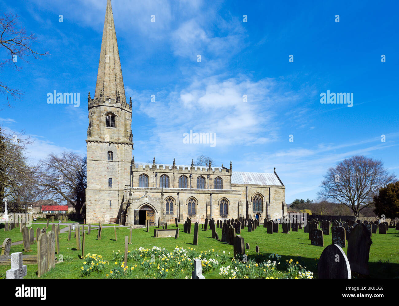 La iglesia de la aldea y el cementerio, Masham, Yorkshire Dales, North Yorkshire, Inglaterra, Reino Unido Foto de stock