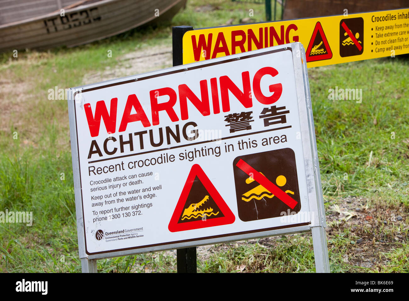 Señales de advertencia de cocodrilo en el lado del río Daintree, en el norte de Queensland, Australia. Foto de stock