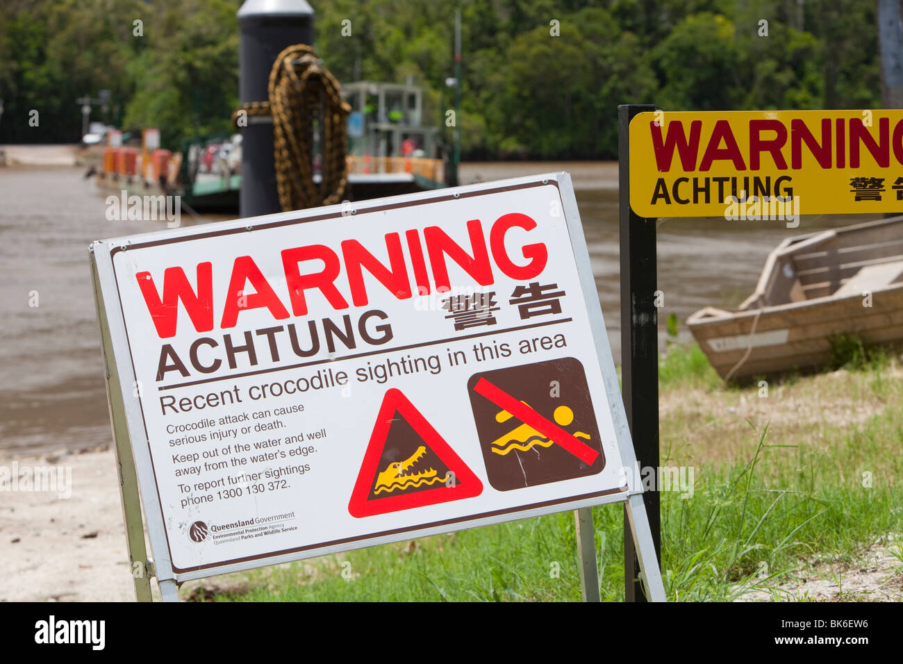 Las señales de alarma sobre los cocodrilos sideof el río Daintree en la selva tropical de Daintree, Queensland, Australia. Foto de stock