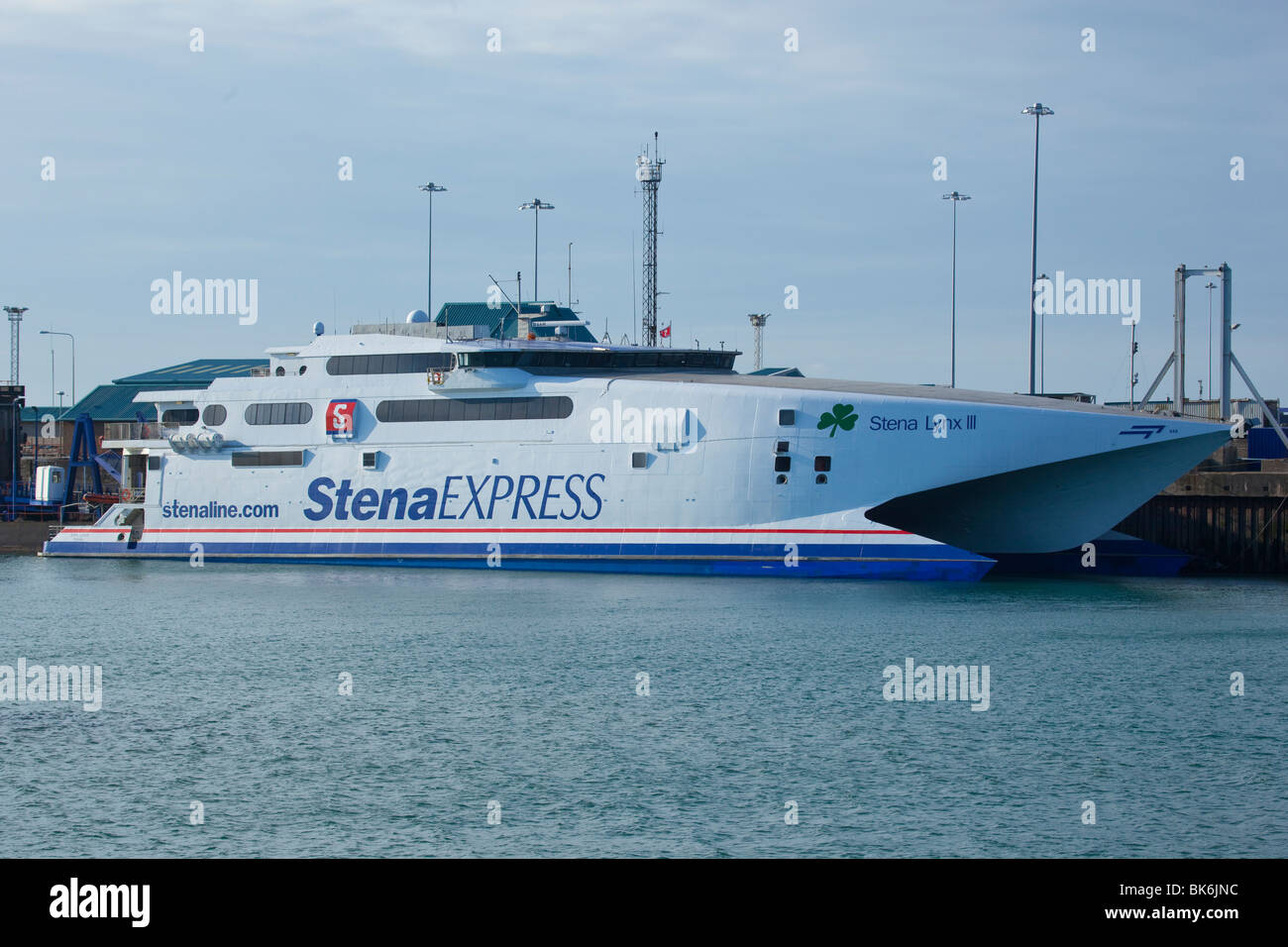 Stena ferry expreso atracó en el puerto de Holyhead, Anglesey. Foto de stock