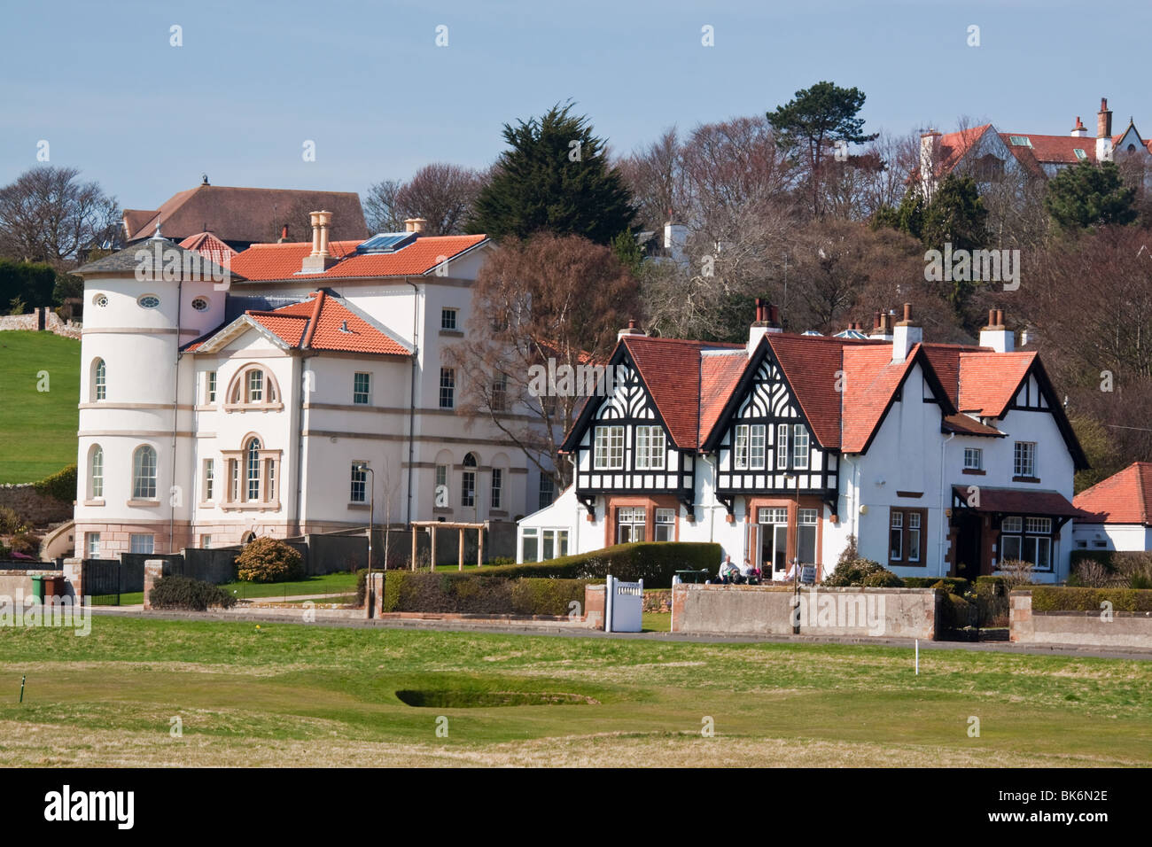 Bonita aldea de Gullane cerca de North Berwick, destaca por sus campos de Golf Foto de stock