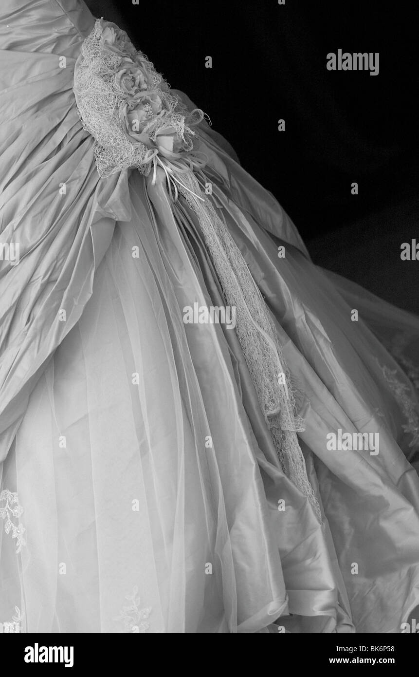 Vestido de novia plateado fotografías e imágenes de alta resolución - Alamy