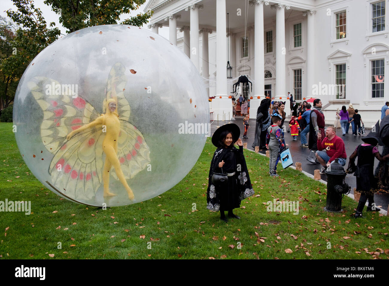 Los escolares participan en las festividades de Halloween en el pórtico norte de la Casa Blanca Foto de stock