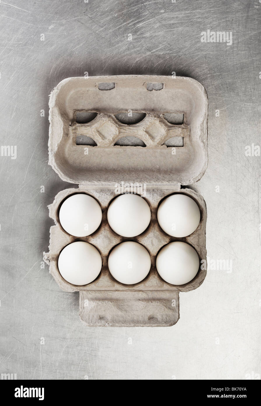 Seis huevos de gallina en una caja de cartón Foto de stock