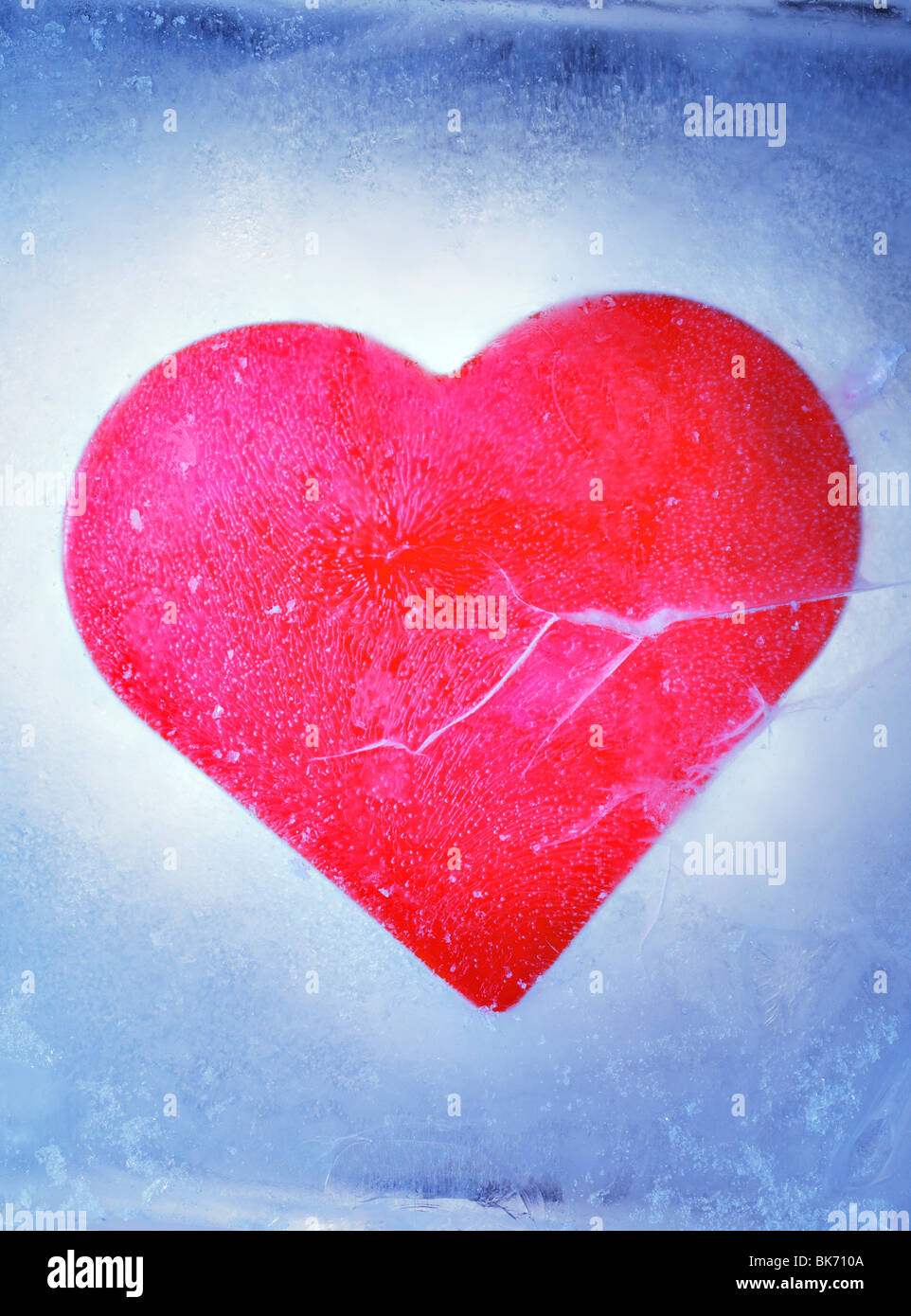 Un corazón rojo congelado en un bloque de hielo Foto de stock
