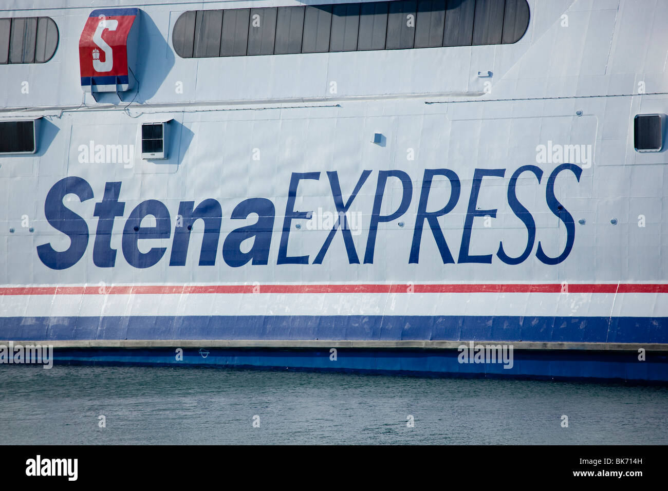 Stena ferry expreso atracó en el puerto de Holyhead, Anglesey. Foto de stock