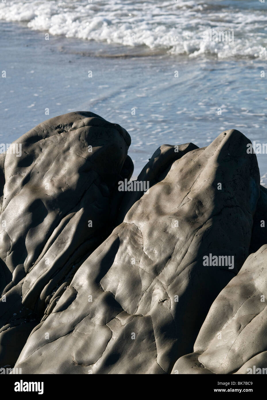 Las piedras con la superficie lisa, cerca del mar, las islas Lofoten, en el norte de Noruega Foto de stock