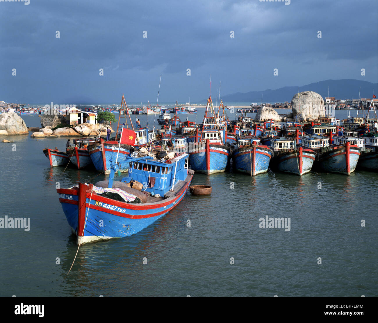 Puerto pesquero, Na Trang, Vietnam, Indochina, en el sudeste de Asia, Asia Foto de stock