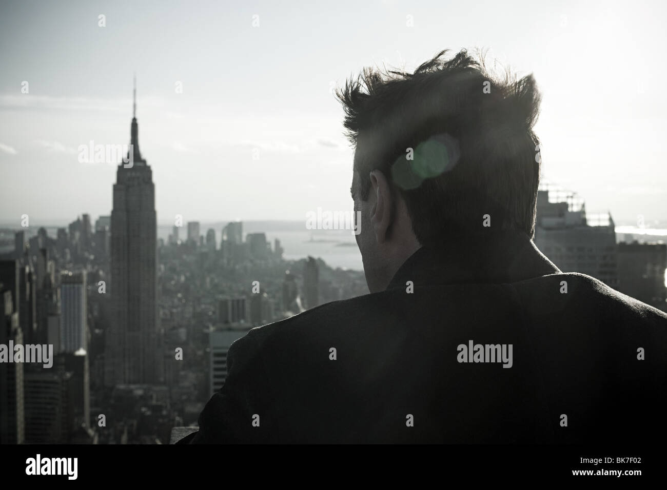 Hombre que mira sobre la ciudad de Nueva York Foto de stock